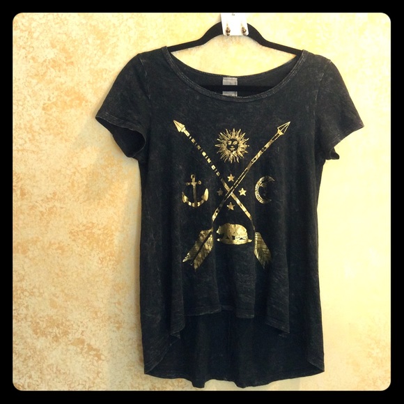 American Age Tops - ❤️3/$15 American Age Foil print t-shirt & earrings